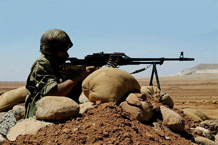 un soldado sirio monta guardia Duros golpes a los terroristas en varios puntos de Siria
